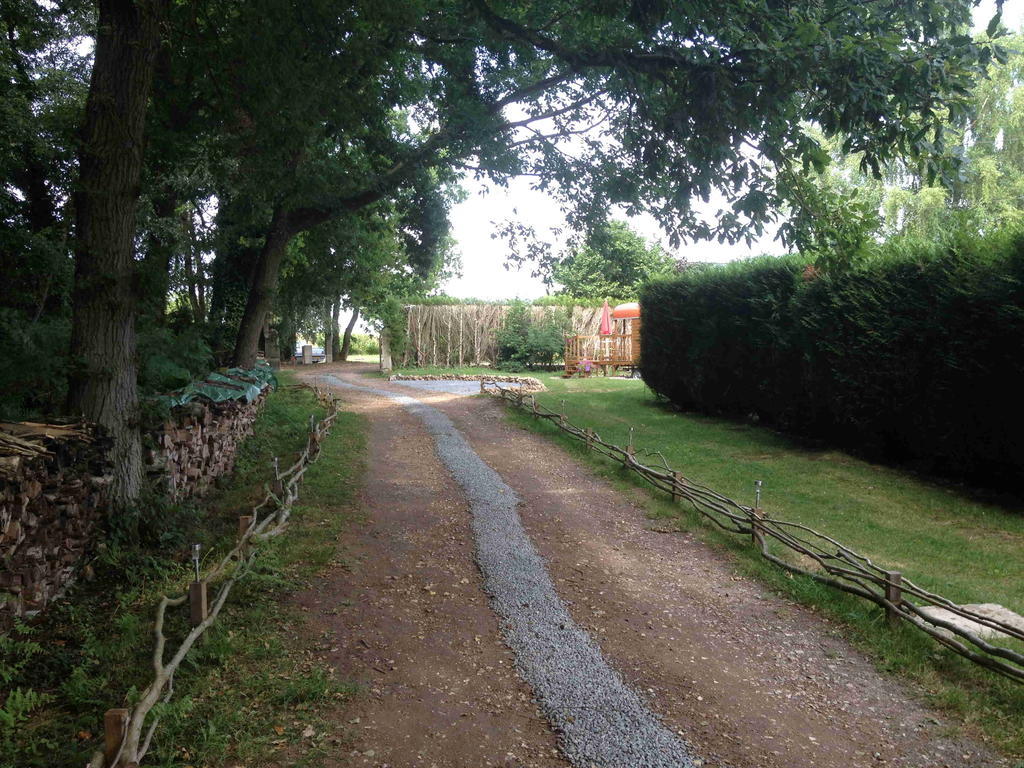 Roulotte Du Petit Bois Villa Theillement Exteriör bild